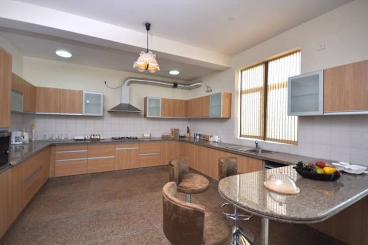 Raheja Atlantis – Spacious 3BHK with Balcony & 3 Car Parks | Lower Parel 4