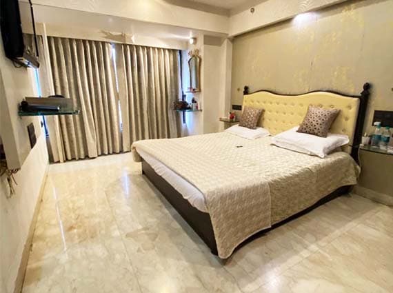 Spacious 3 BHK Residences at Raheja Classique, Andheri West 2