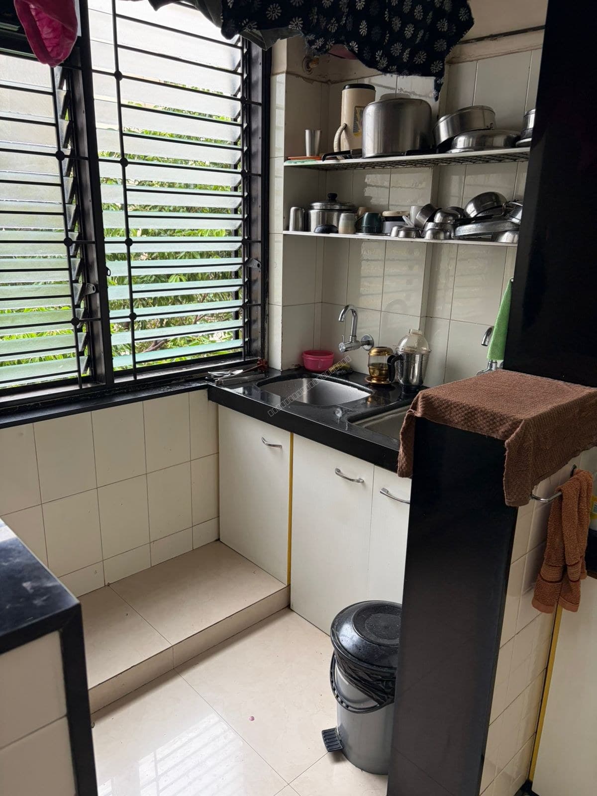 Spacious 3 BHK Flat For Sale in Santacruz West